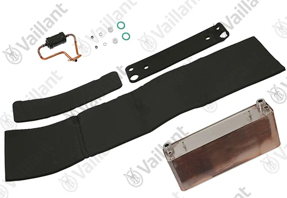 Vaillant Wärmetauscher-Set, bestehend aus mehreren Platten, Schläuchen, Dichtungen und Befestigungselementen. Kunststoff- und Metallkomponenten sichtbar.